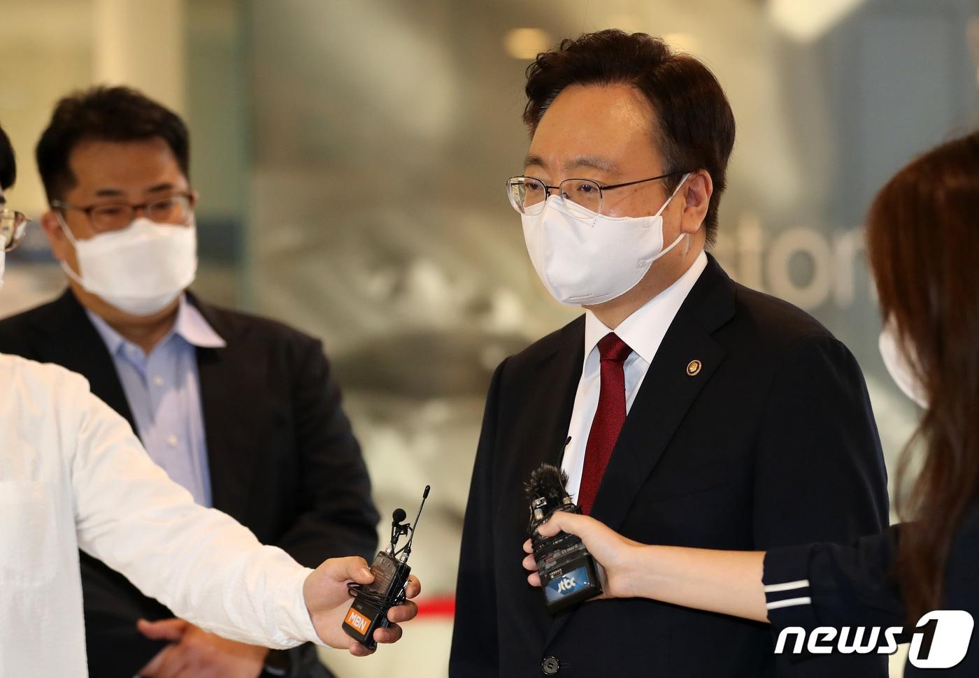 본문 이미지 - 조규홍 보건복지부 장관 후보자가 8일 오전 서울 서대문구 국민연금공단 서울북부지역본부에 마련된 인사청문회 준비 사무실로 출근하며 취재진의 질문에 답하고 있다. 2022.9.8/뉴스1 ⓒ News1 이동해 기자