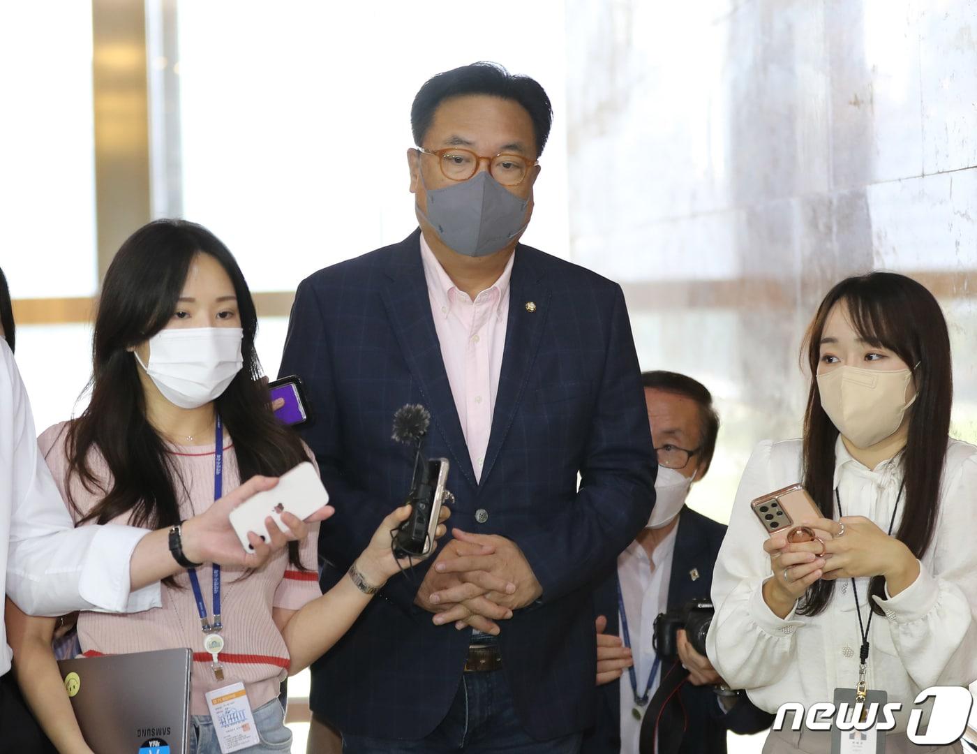 본문 이미지 - 국민의힘 비상대책위원장에 내정된 정진석 국회부의장이 8일 오전 국회로 출근하고 있다. (공동취재) 2022.9.8/뉴스1 ⓒ News1 허경 기자