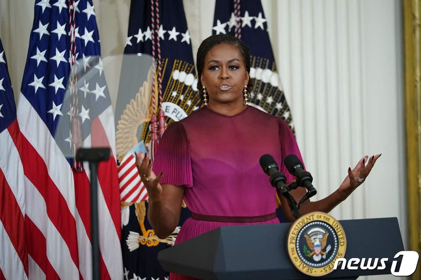 버락 오바마 전 미국 대통령의 부인 미셸 여사가 7일(현지시간) 워싱턴 백악관에서 열린 초상화 공개 행사서 연설을 하고 있다. ⓒ AFP=뉴스1 ⓒ News1 우동명 기자