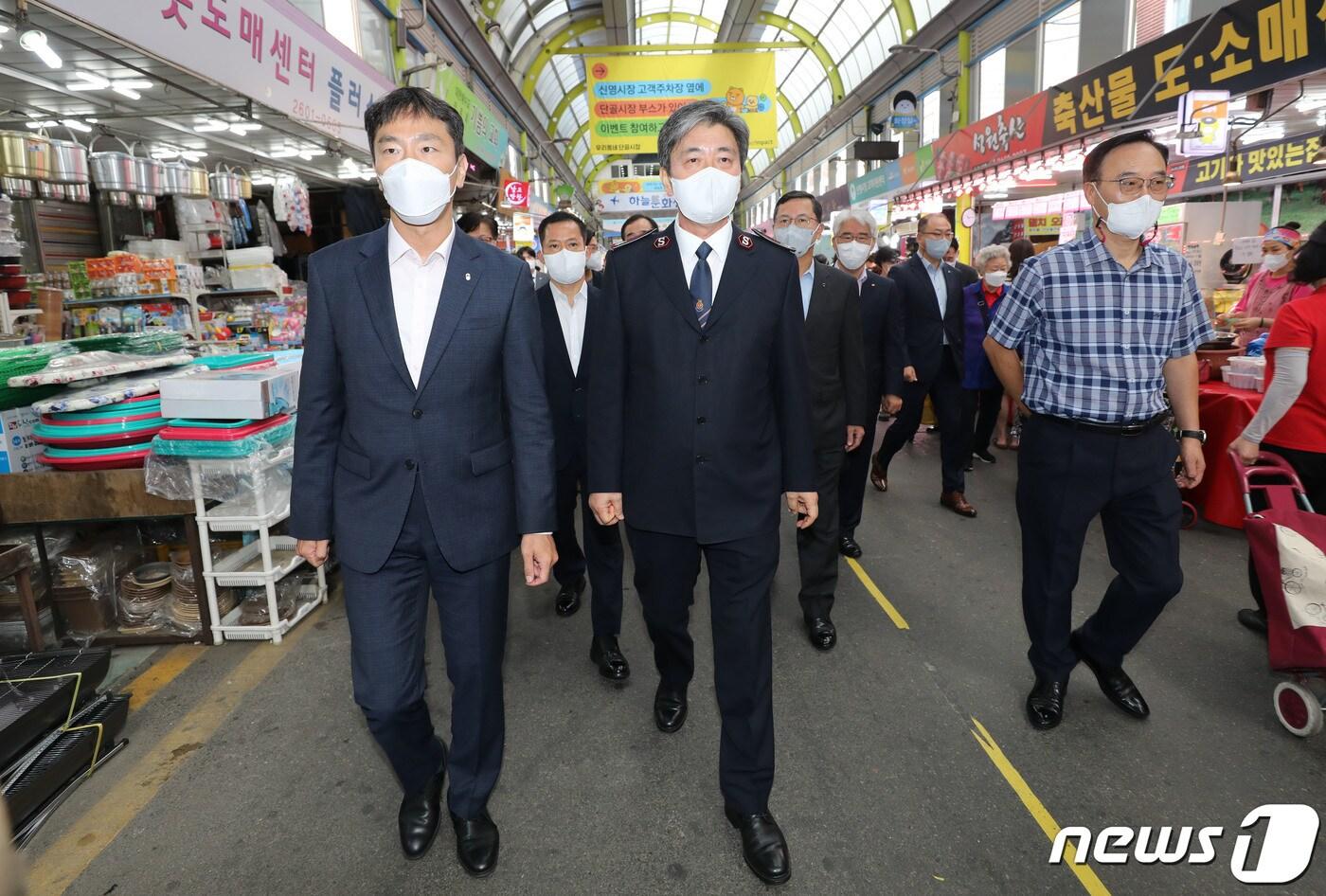 본문 이미지 - 이복현 금융감독원장이 서울의 한 시장을 방문해 살펴보고 있다. ⓒ News1 박세연 기자