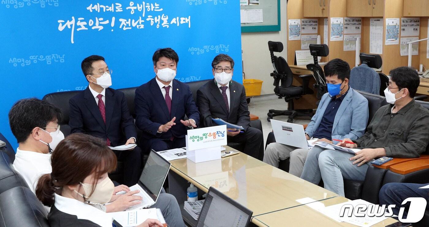 본문 이미지 - 박창환 전남도 정무부지사가 8일 오전 도청 기자실에서 한국에너지공대 설립을 위해 전라남도·나주시·(주)부영주택이 체결한 3자간 합의서를 공개하고 있다.(전남도 제공) 2022.9.8/뉴스1 ⓒ News1