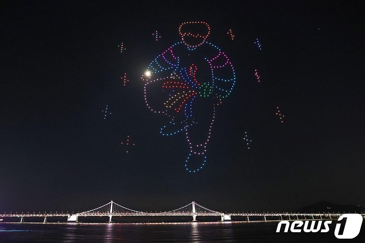본문 이미지 - '광안리 M 드론라이트쇼' 추석 특별공연.(부산 수영구 제공)