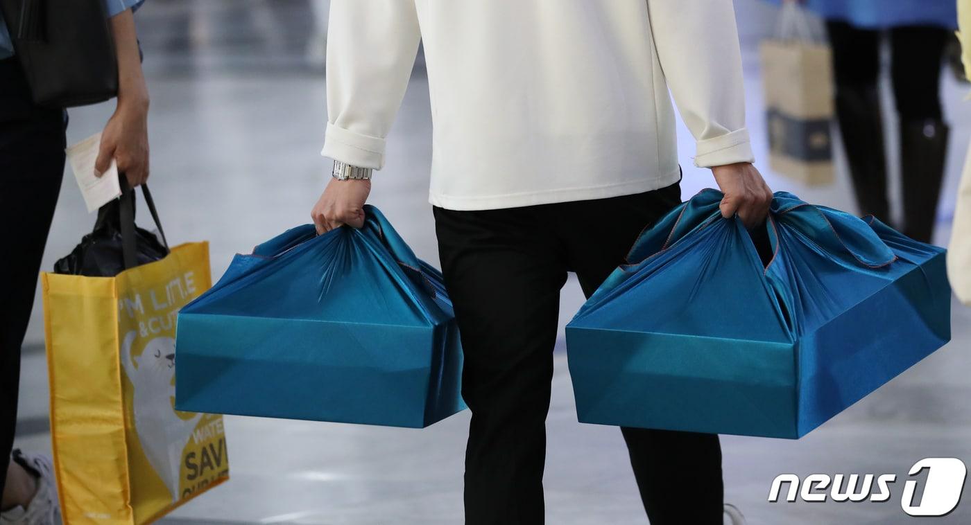 본문 이미지 - 추석 명절 연휴를 하루 앞둔 8일 오후 서울 서초구 고속버스터미널에서 귀성객 및 여행객들이 발걸음을 옮기고 있다. 2022.9.8/뉴스1 ⓒ News1 이승배 기자