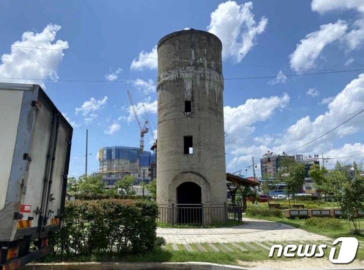 본문 이미지 - 충북 충주문화원 충주학연구소가 지역 근현대 건축물의 가치를 조명하기 위해 자원조사를 추진하고 있다. 사진은 옛 충주역 급수탑.(충주문화원 제공)2022.9.9/뉴스1