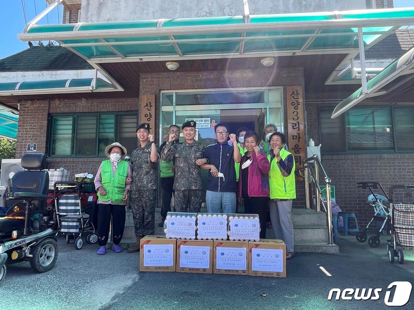 본문 이미지 - 추석맞이 위문품 전달.(육군 제7사단 포병여단 제공) 2022.9.8/뉴스1