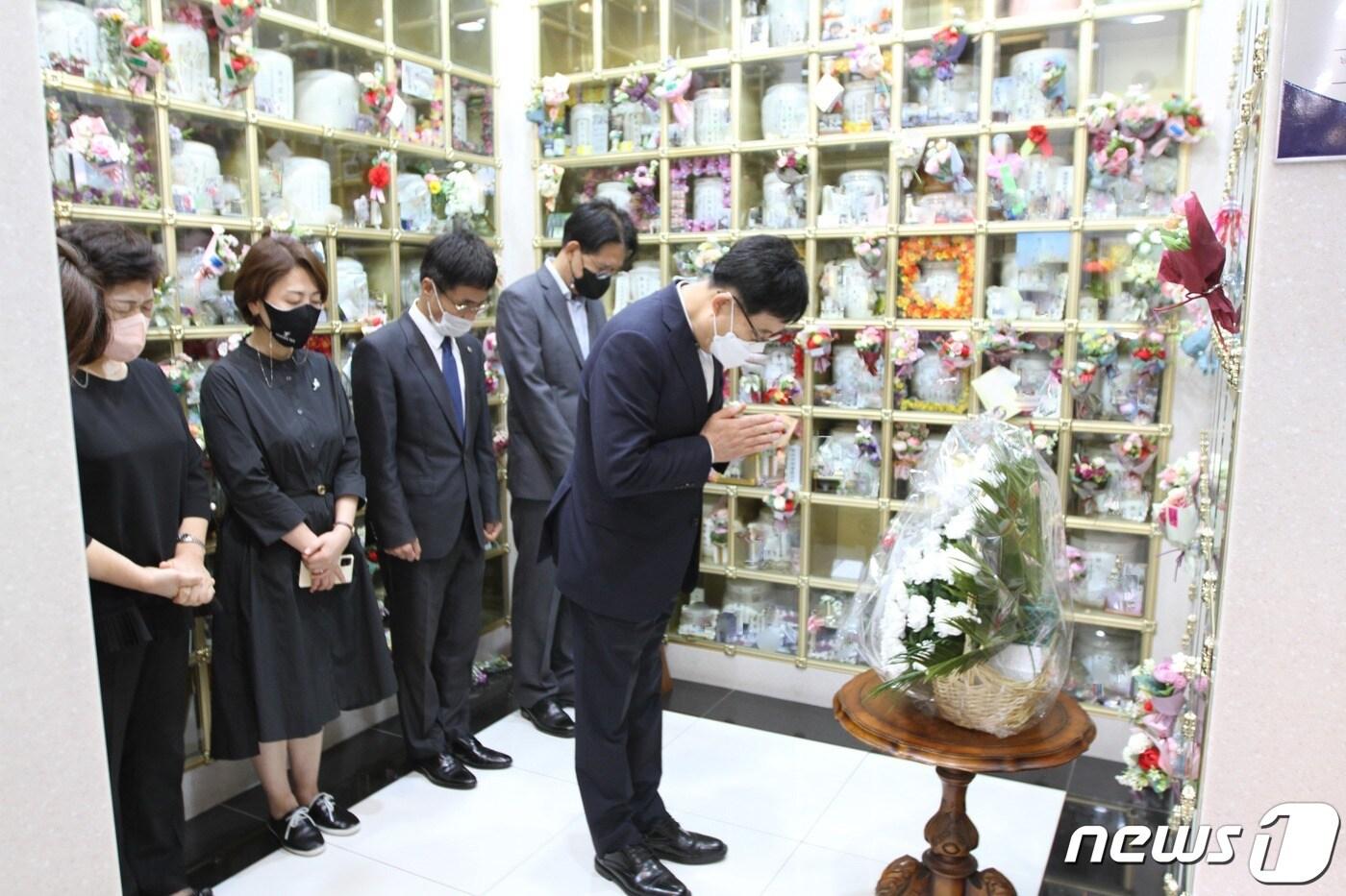 본문 이미지 - 추석을 맞아 탈북민 무연고 사망자 봉안당을 방문해 추모하는 정인성 남북하나재단 이사장. (남북하나재단)