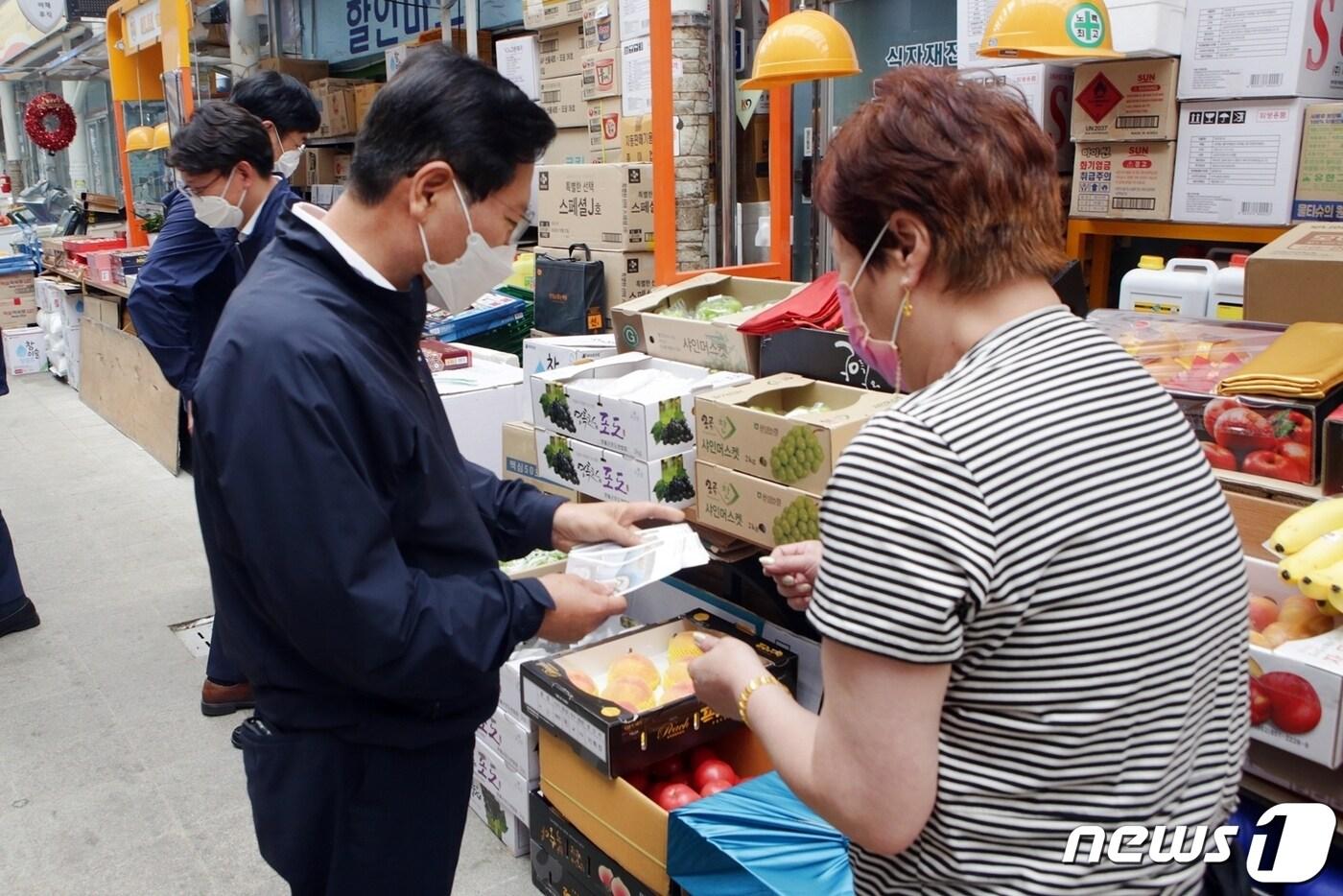 본문 이미지 - 이삼걸 강원랜드 대표가 8일 강원 정선 사북 전통시장에서 장을 보고 있다. (강원랜드 제공) 2022.9.8/뉴스1
