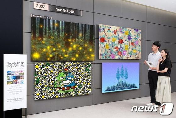 본문 이미지 - 삼성전자 모델이 서울 대치동에 위치한 삼성 디지털프라자 대치본점에서 Neo QLED 8K를 통해 8K 화질의 디지털 작품을 감상하고 있다(삼성전자 제공).