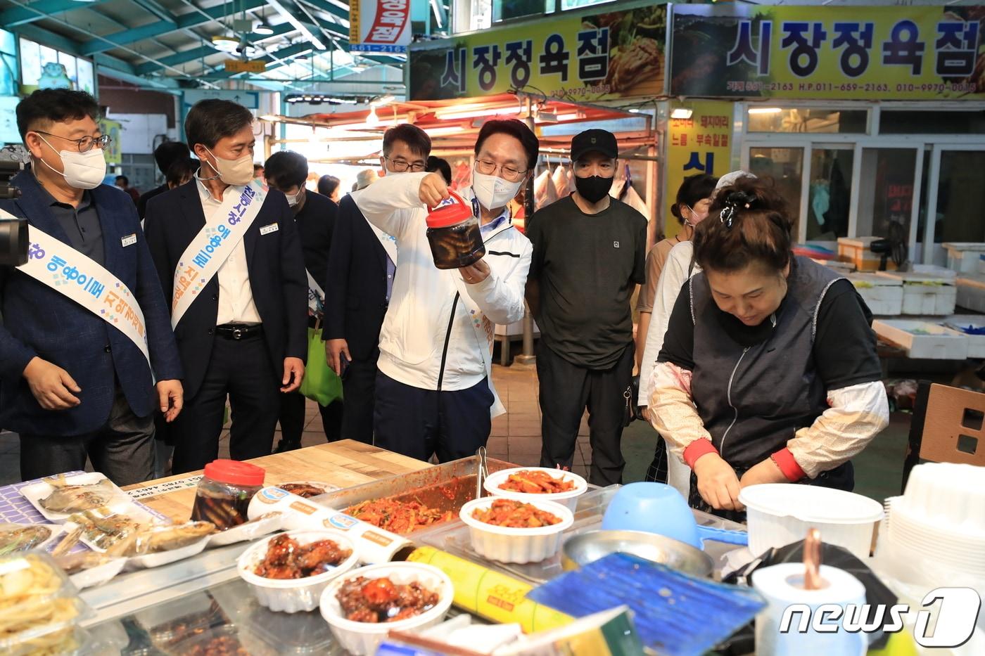 본문 이미지 - 심덕섭 전북 고창군수가 8일 오전 고창전통시장에서 명절 장보기를 하며 시장상인들을 격려하고 있다.(고창군 제공)2022.9.8/뉴스1 