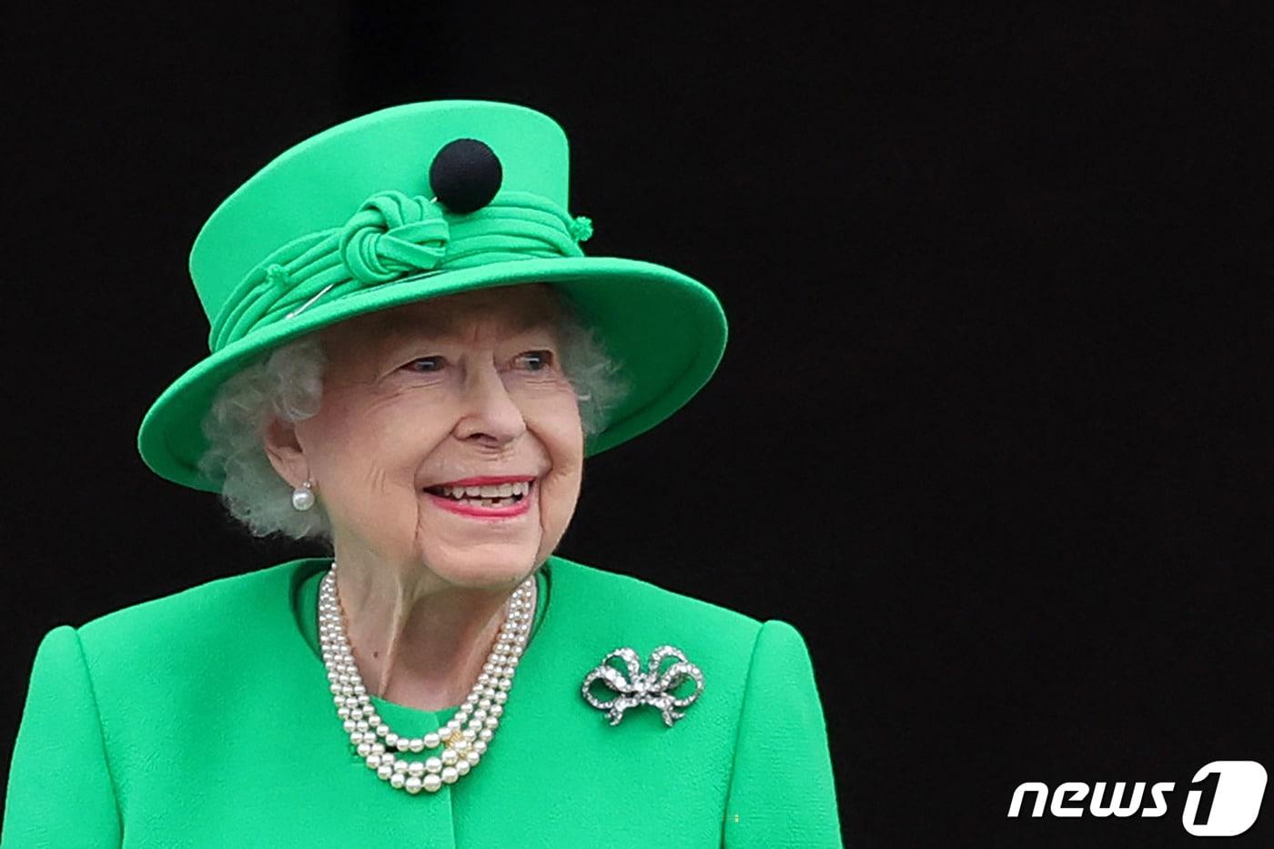 엘리자베스 2세 영국 여왕이 지난 2022년 6월 5일 런던 버킹엄 궁 발코니에서 플래티넘 쥬빌리 축하 행사에 참석한 시민들에게 미소를 지어 보이고 있다. 군주 재위 기간 70년의 엘리자베스 여왕은 8일(현지시간) 스코틀랜드 밸모럴성에서 향년 96세로 서거했다. ⓒ AFP=뉴스1 ⓒ News1 우동명 기자