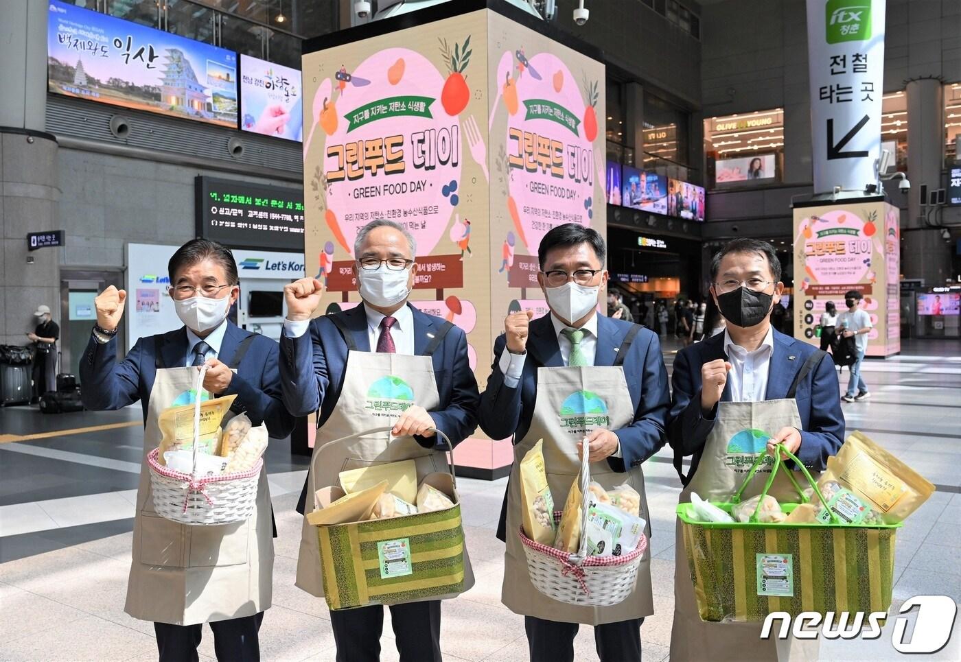 본문 이미지 - 한국농수산식품유통공사 김춘진 사장(가운데), 코레일유통(주) 조형익 대표(우측 1번째),시청자미디어재단 조한규 이사장.