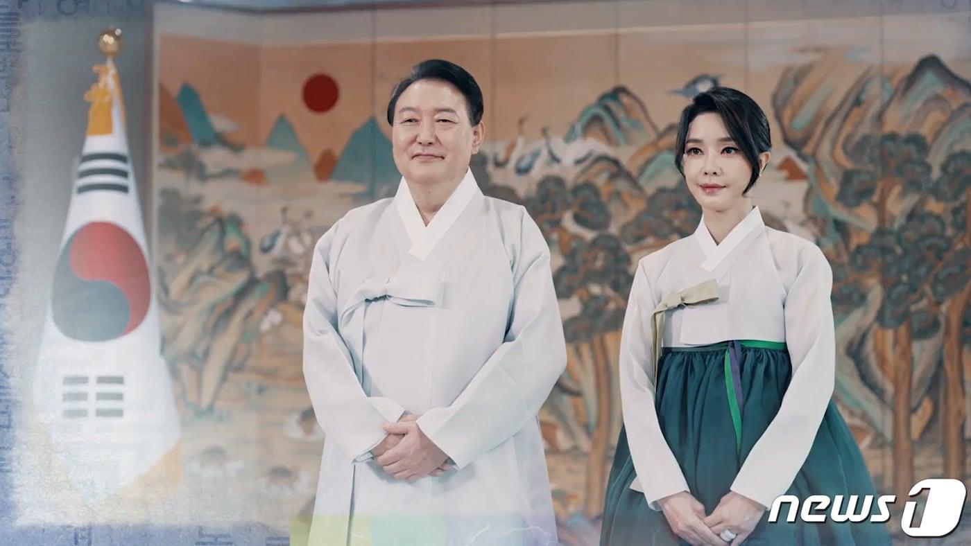 본문 이미지 - 대통령실은 9일 윤석열 대통령과 부인 김건희 여사의 2022년 추석 인사 영상메시지를 공개했다. 윤 대통령은 국민들을 향해 "명절만큼은 일상의 근심을 잠시 내려놓으시고 소중한 분들과 마음을 나누는 시간을 함께하시기 바란다＂며 ＂희망의 보름달을 품는 추석 연휴가 되시기를 바란다＂고 말했다. (대통령실 제공) 2022.9.9/뉴스1