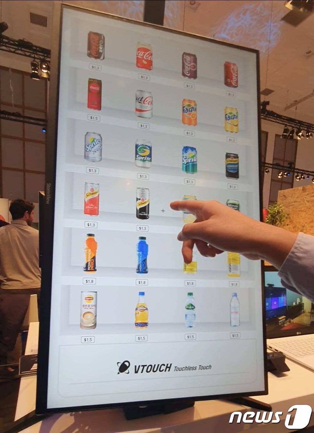 본문 이미지 - 지난 5일(현지시간) 독일 베를린에서 열린 세계 최대 가전 전시회 'IFA 2022'에서 국내 스타트업인 브이터치(Vtouch)가 비접촉식 터치 기술인 '가상 터치(Spatial Touch)'를 시연하는 모습.