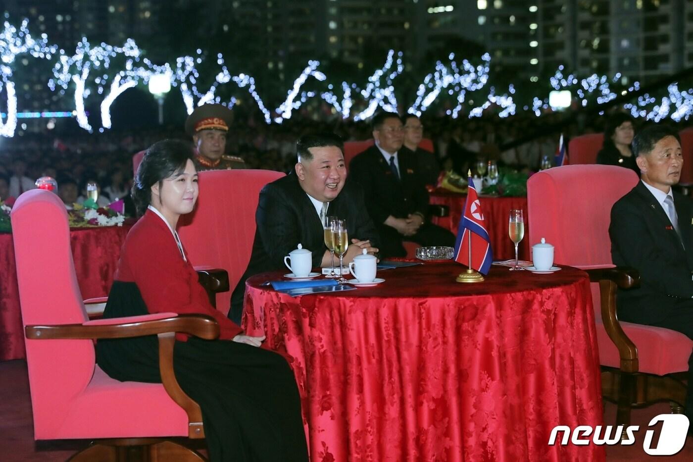 본문 이미지 - (평양 노동신문=뉴스1) = 북한 노동당 기관지 노동신문은 9일 전날 밤 평양에서 "공화국창건 74돐(돌) 경축행사가 대성황리에 진행됐다"라고 보도했다. 행사에는 김정은 당 총비서 등이 참석했다. [국내에서만 사용가능. 재배포 금지. DB 금지. For Use Only in the Republic of Korea. Redistribution Prohibited] rodongphoto@news1.kr