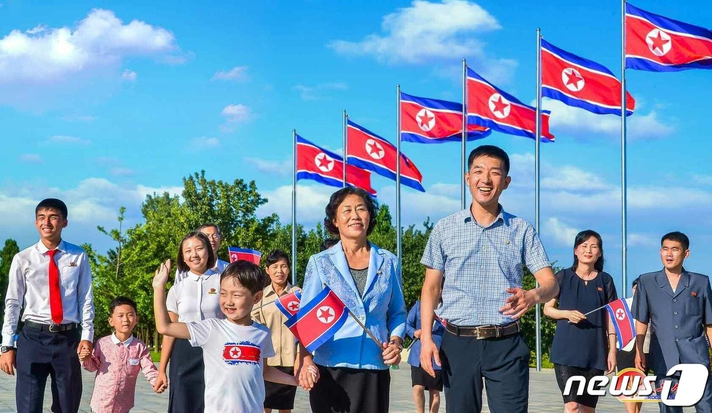 (평양 노동신문=뉴스1) = 북한 노동당 기관지 노동신문이 '사회주의 조국'에 대한 애국심을 강조하기 위해 '국가 상징'에 대한 사랑을 강조하며 공개한 사진. [국내에서만 사용가능. 재배포 금지. DB 금지. For Use Only in the Republic of Korea. Redistribution Prohibited] rodongphoto@news1.kr