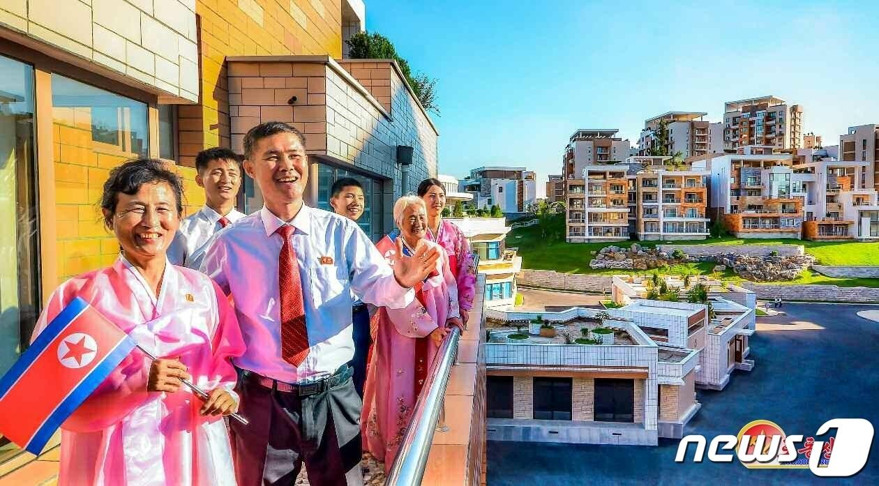 본문 이미지 - (평양 노동신문=뉴스1) = 북한의 현대식 주택인 '경루동 살림집'. [국내에서만 사용가능. 재배포 금지. DB 금지. For Use Only in the Republic of Korea. Redistribution Prohibited] rodongphoto@news1.kr