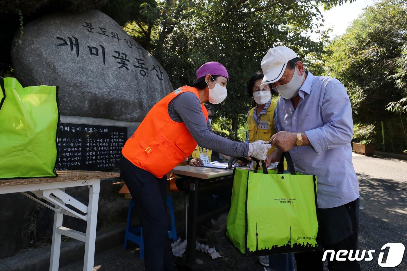 본문 이미지 - 광주 남구 서동 분도와안나 개미꽃동산에서 자원봉사자들이 독거노인에게 도시락을 전달하고 있다. 2022.9.9/뉴스1 ⓒ News1 정다움 기자