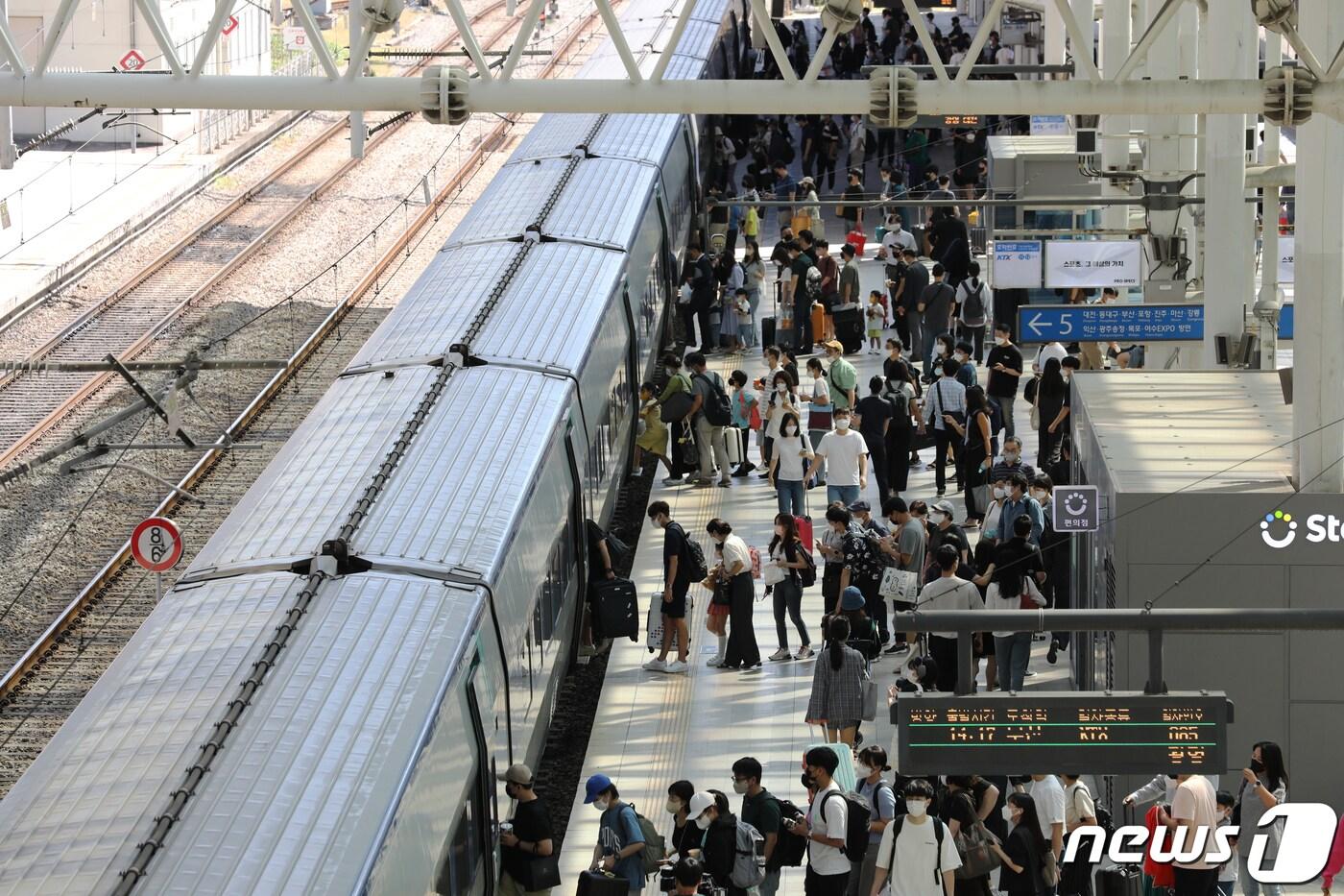 지난해 추석 연휴 첫날인 9월9일 오후 서울 중구 서울역 승강장에서 귀성객들이 열차에 탑승하고 있다. 2022.9.9/뉴스1 ⓒ News1 이광호 기자