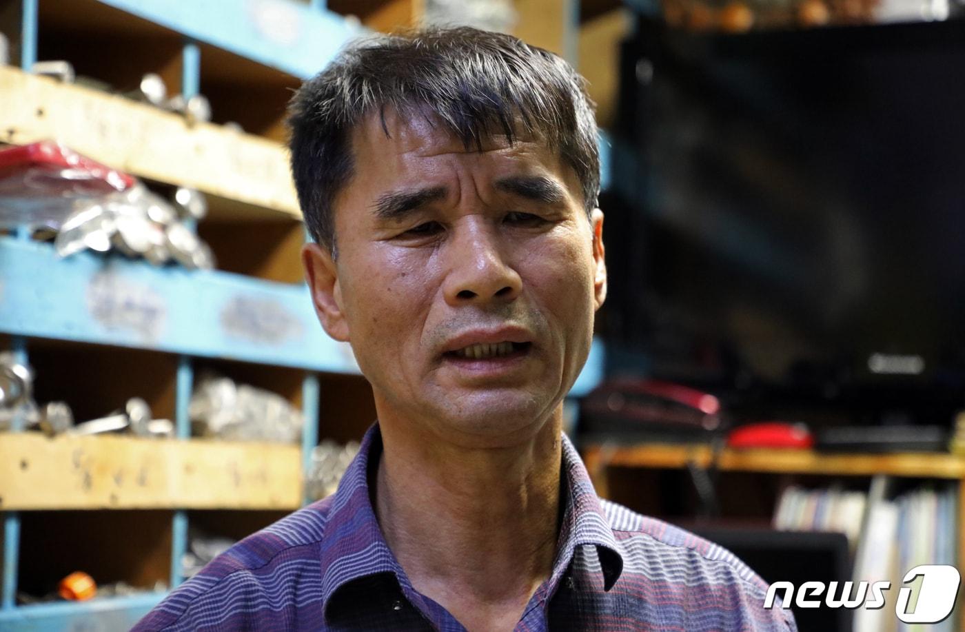 본문 이미지 - 7일 오후 광주 광산구 동곡동의 한 철물점에서 만난 오병국씨(62)가 80년 5월 당시 자신의 사연을 털어놓고 있다. 2022.9.10/뉴스1