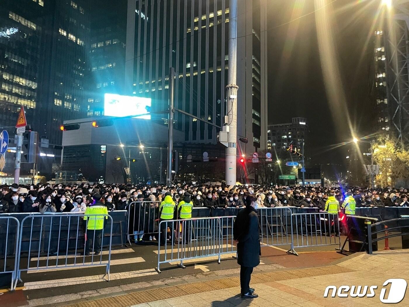 본문 이미지 - 1일 계묘년 새해를 맞아 '2022년 제야의종' 타종행사를 찾은 10만명 인파의 모습이다.ⓒ 뉴스1 구진욱 기자