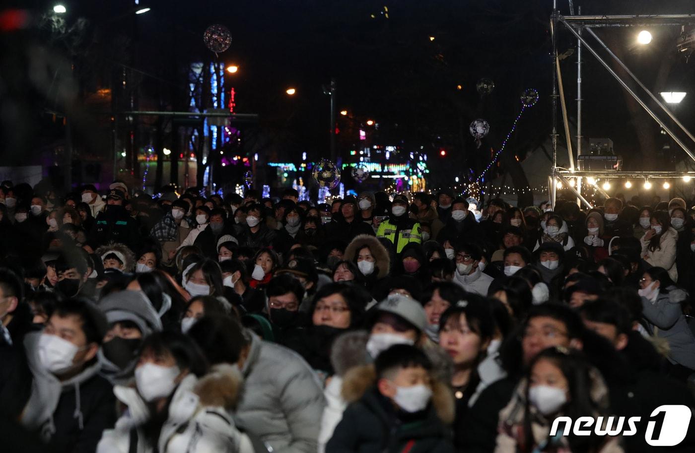 본문 이미지 - 2023년(계묘년)을 맞이하는 전주 제야축제가 열린 1일 전북 전주시 노송광장에서 행사장을 찾은 시민들이 다함께 카운트 다운을 외치고 있다. 2023.1.1/뉴스1 ⓒ News1 유경석 기자