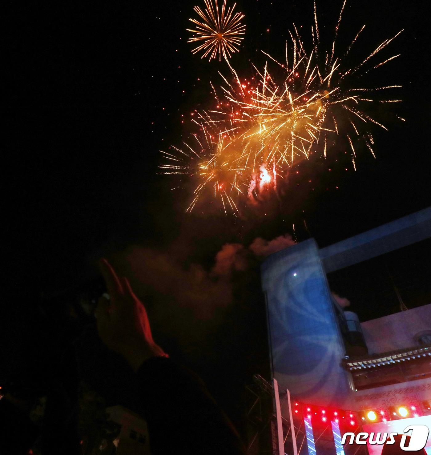 본문 이미지 - 2023년(계묘년)을 맞이하는 '2023 전주 제야축제가' 열린 1일 전북 전주시 노송광장에서 행사장을 찾은 시민들이 다함께 카운트다운과 함께 폭죽이 터지자 사진을 찍고 있다. 2023.1.1/뉴스1 ⓒ News1 유경석 기자