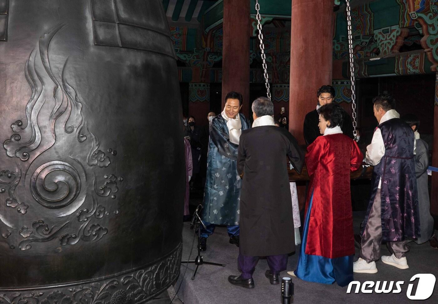 본문 이미지 - 올해 1월1일 오전 서울 종로구 보신각에서 오세훈 서울시장, 조규성 축구선수를 비롯한 시민대표들이 타종을 하고 있다. (공동취재) 2023.1.1/뉴스1 ⓒ News1 송원영 기자