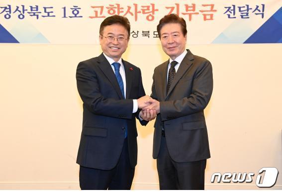 본문 이미지 - 경북 '고향사랑기부자' 1호로 등록한 탤런트 이정길씨(오른쪽)가 이철우 경북도지사와 악수하고 있다.(경북도 제공)