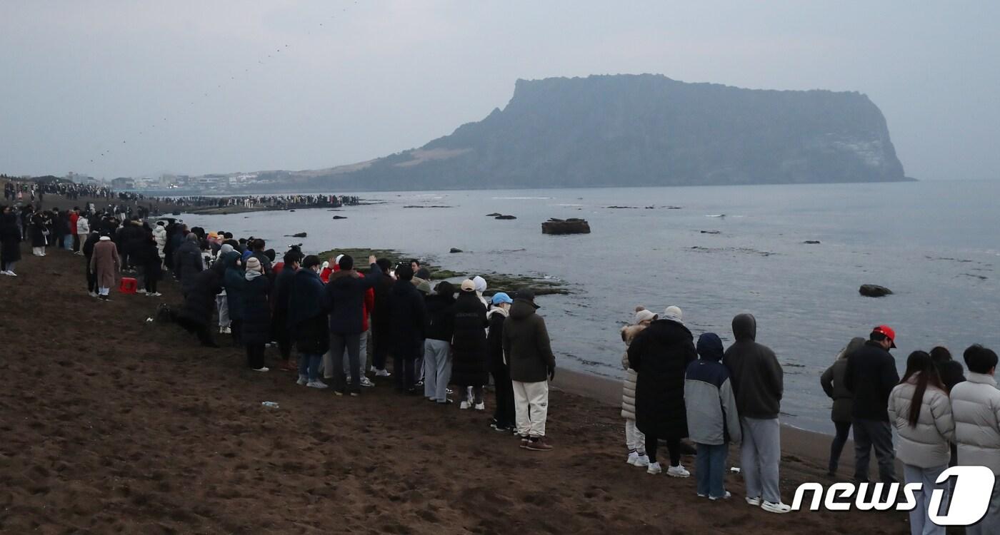 본문 이미지 - 2023년 계묘년 새해 첫날인 1일 오전 제주 서귀포시 성산읍 광치기해변에서 시민들이 성산일출봉을 바라보며 새해 첫 해맞이를 기다리고 있다. 2023.1.1/뉴스1 ⓒ News1 오현지 기자