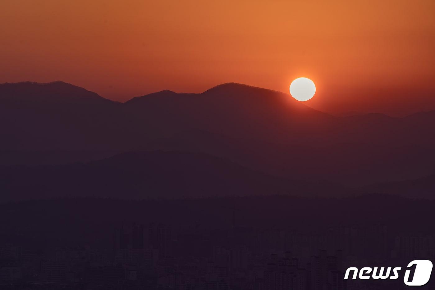 2023년 계묘년 새해 첫 날인 1일 새벽 서울 광진구 아차산 정상에서 바라본 태양이 하늘을 붉게 물들이고 있다.(광진구 제공) 2023.1.1/뉴스1 ⓒ News1 민경석 기자