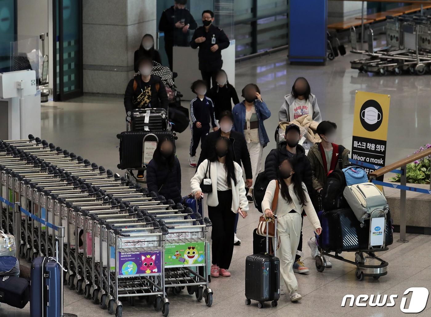 본문 이미지 - 인천국제공항 제1여객터미널을 빠져나오는 입국자들. 2023.1.1/뉴스1 ⓒ News1 