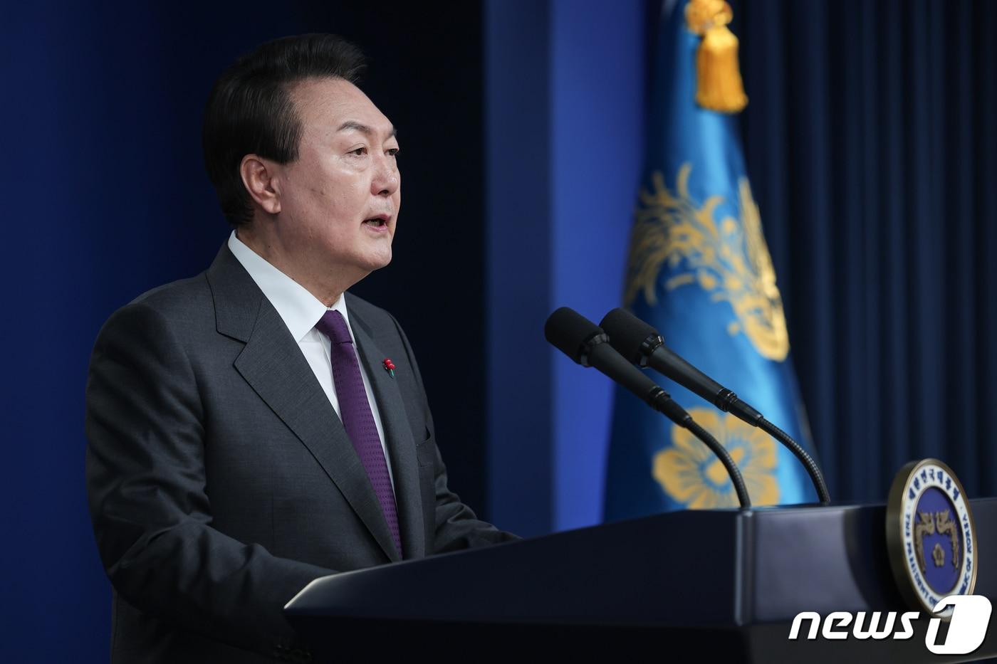 본문 이미지 - 윤석열 대통령이 1일 용산 대통령실 청사 브리핑룸에서 신년사를 발표하고 있다. (대통령실 제공) 2023.1.1/뉴스1 ⓒ News1 오대일 기자