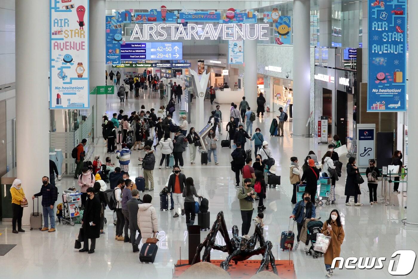 1일 오전 인천국제공항 면세점이 계묘년 새해를 맞아 출국하는 여행객들로 붐비고 있다. 2023.1.1/뉴스1 ⓒ News1 김진환 기자