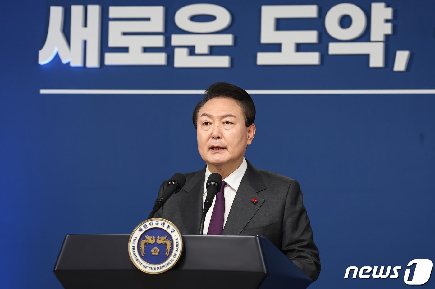 본문 이미지 - 윤석열 대통령이 1일 용산 대통령실 청사 브리핑룸에서 신년사를 발표하고 있다. (대통령실 제공) 2023.1.1/뉴스1 ⓒ News1 오대일 기자