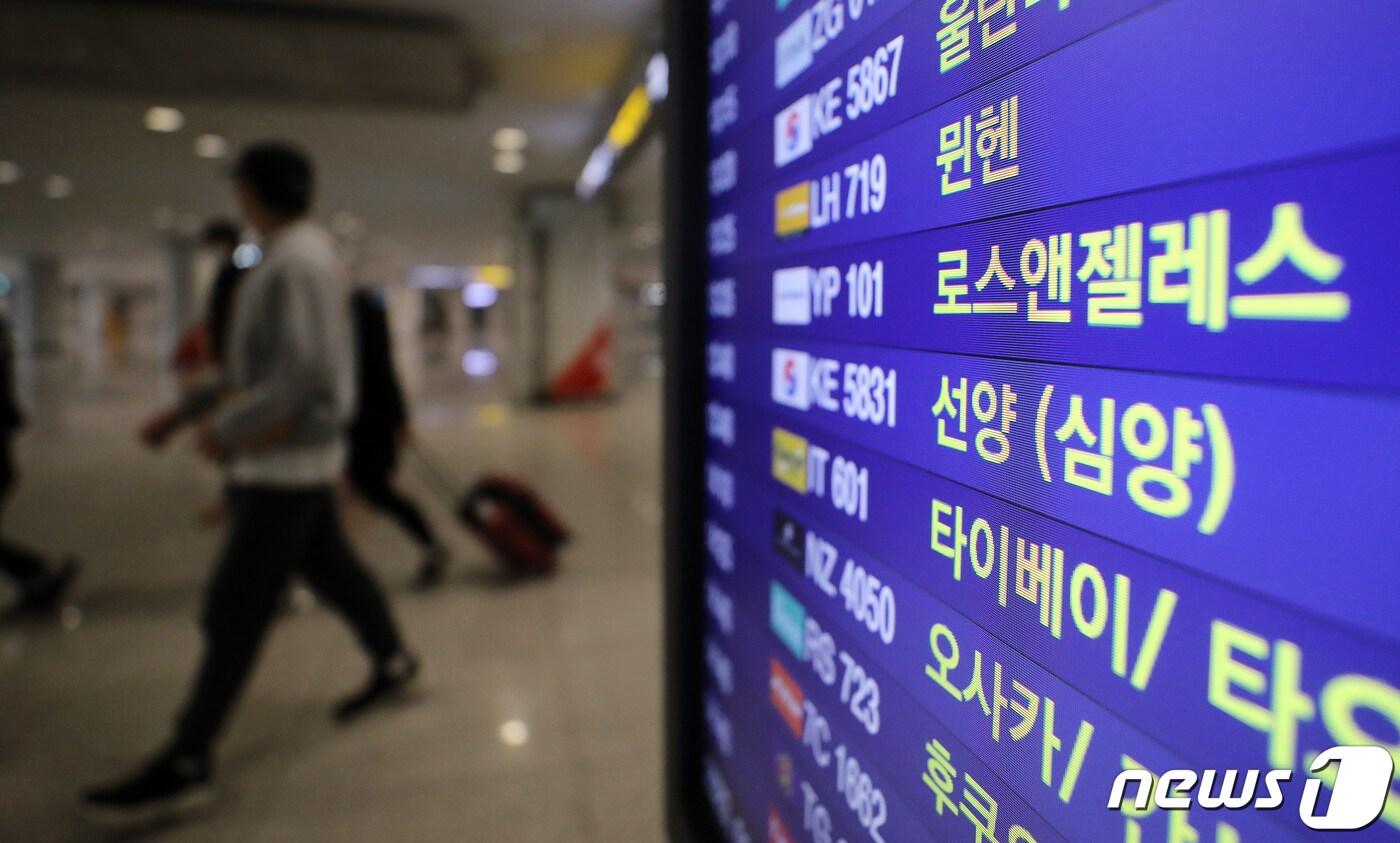 본문 이미지 - 1일 오전 인천국제공항 제1여객터미널 안내 전광판에 중국발 항공편 관련 정보가 나오고 있다. 2023.1.1/뉴스1 ⓒ News1 김진환 기자