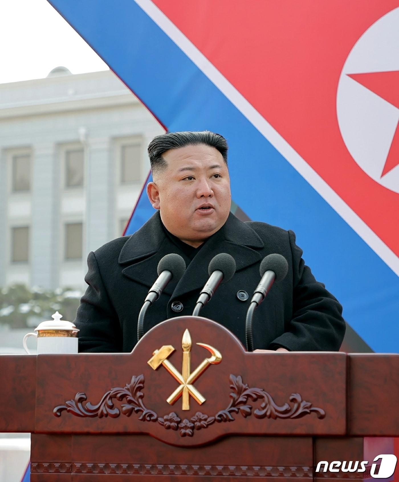 본문 이미지 - &#40;평양 노동신문=뉴스1&#41; = 북한 노동당 기관지 노동신문은 1일 &#34;첨단무장장비인 초대형방사포들이 당 중앙위원회 제8기 제6차 전원회의에 증정됐다&#34;라고 보도했다. 증정식에 참석한 김정은 총비서는 연설에서 이 방사포들이 &#39;남한 전역&#39;을 사정권에 두고 있으며 핵탄두 탑재도 가능하다고 밝혔다. [국내에서만 사용가능. 재배포 금지. DB 금지. For Use Only in the Republic of Korea. Redistribution Prohibited] rodongphoto@news1.kr