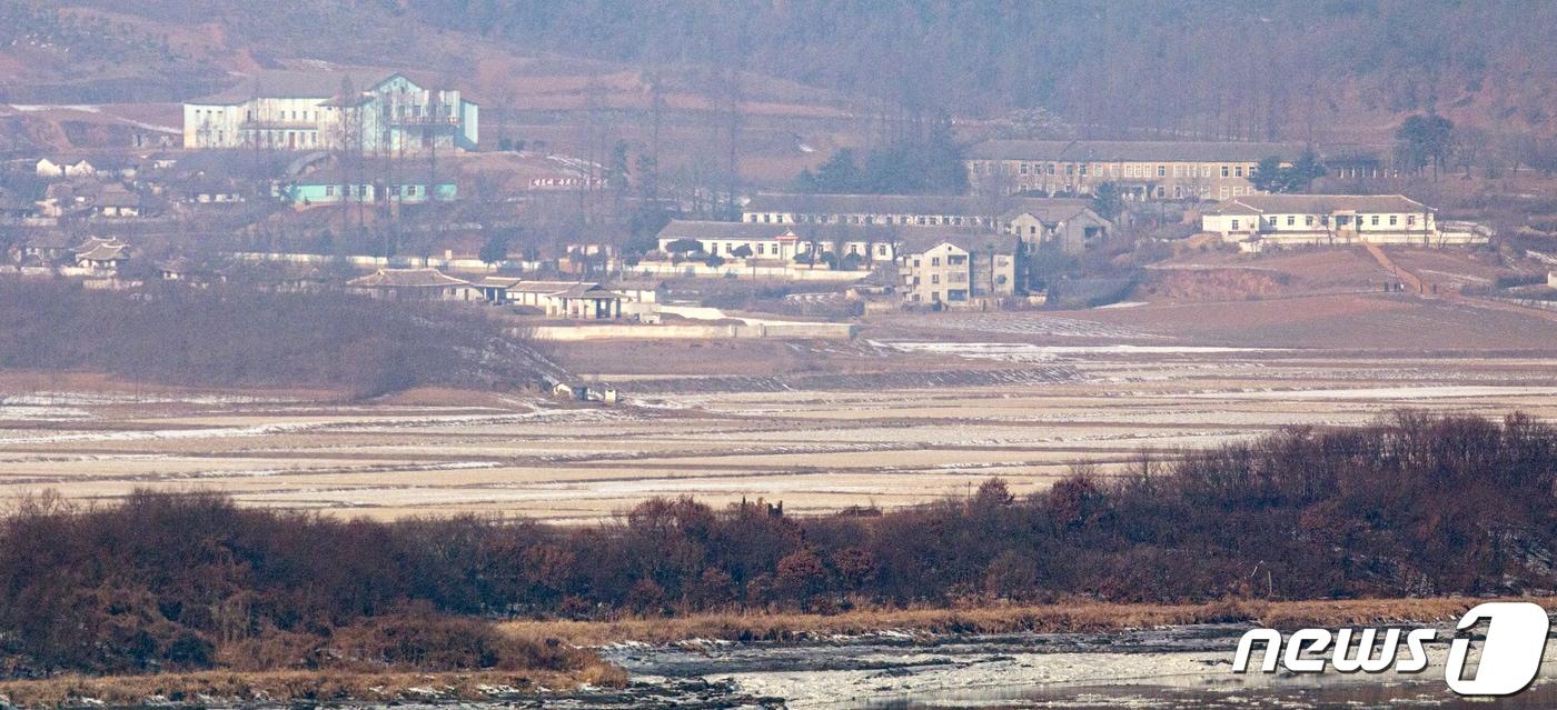 북한이 단거리탄도미사일을 발사한 1일 경기도 파주시 오두산 통일전망대에서 바라본 북한 개풍군 마을 일대가 고요하다. 합동참모본부는 북한이 1일 오전 2시50분쯤 북한이 평양 용성 일대에서 동해상으로 발사한 단거리탄도미사일(SRBM) 1발을 포착했다고 밝혔다. 합참은 전날인 12월31일에도 오전 8시쯤 북한이 황해북도 중화군 일대에서 동해상으로 3발의 단거리탄도미사일을 발사했다고 발표했다. 2023.1.1/뉴스1 ⓒ News1 이승배 기자
