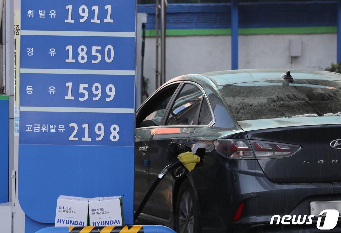 지난 1일 오후 서울 도심의 한 주유소 유가정보 게시판에 휘발유와 경유가 리터당 각각 1911원, 1850원에 판매되고 있다. /뉴스1 ⓒ News1 구윤성 기자
