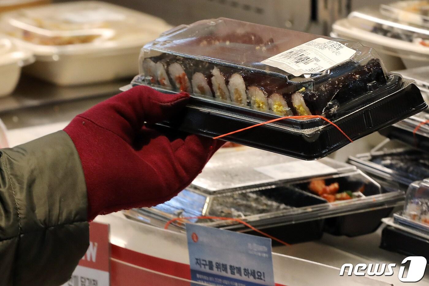 본문 이미지 - 1일 서울 시내 한 대형마트에서 시민들이 가공식품 코너를 둘러보고 있다. 2023.1.1/뉴스1 ⓒ News1 이동해 기자