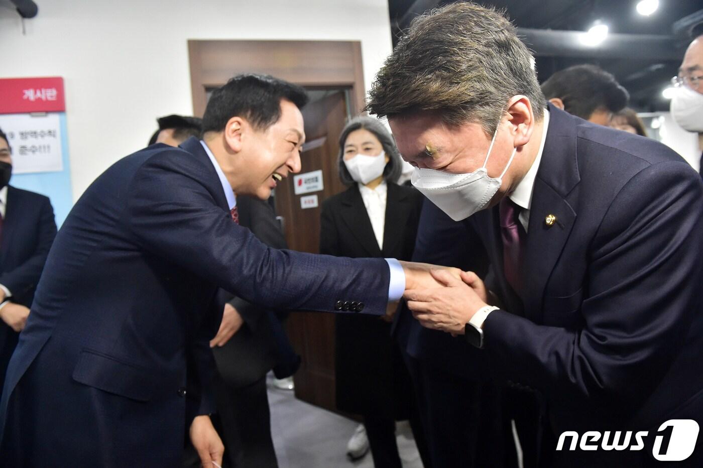 김기현 국민의힘 의원(왼쪽)과 안철수 의원. 2023.1.1/뉴스1 ⓒ News1 국회사진취재단