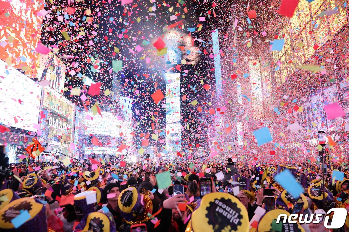 본문 이미지 - 1일(현지시간) 미국 뉴욕 타임스퀘어에서 전광판 시곗바늘 분침이 0시 0분을 가리키며 2023년 새해를 알리는 가운데 카운트다운하던 시민들 머리 위로 형형색색의 종이조각이 나부끼고 있다. 2023.1.1. ⓒ 로이터=뉴스1 ⓒ News1 김성식 기자