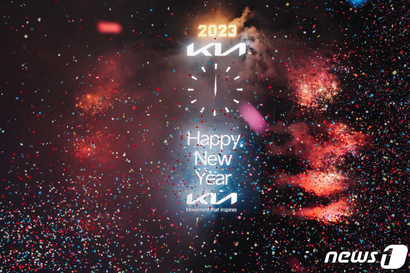 1일(현지시간) 미국 뉴욕 타임스퀘어에서 전광판 시곗바늘 분침이 정확히 0시 0분을 가리키며 2023년 새해를 알리자 형형색색의 종이조각이 까만 밤하늘에 나부끼고 있다. 2023.1.1. ⓒ 로이터=뉴스1 ⓒ News1 김성식 기자