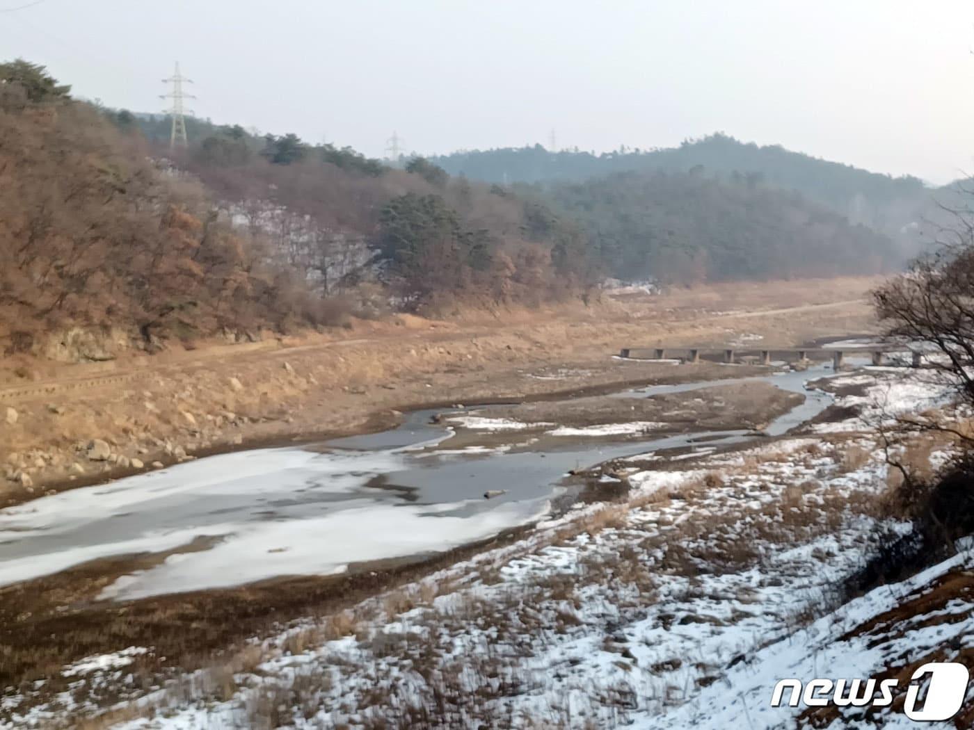 본문 이미지 - 남부지방 가뭄이 지속되면서 광주‧전남 지역민들의 주요 식수원인 주암댐이 지난 1일 말라가는 모습. /뉴스1 ⓒ News1 박영래 기자