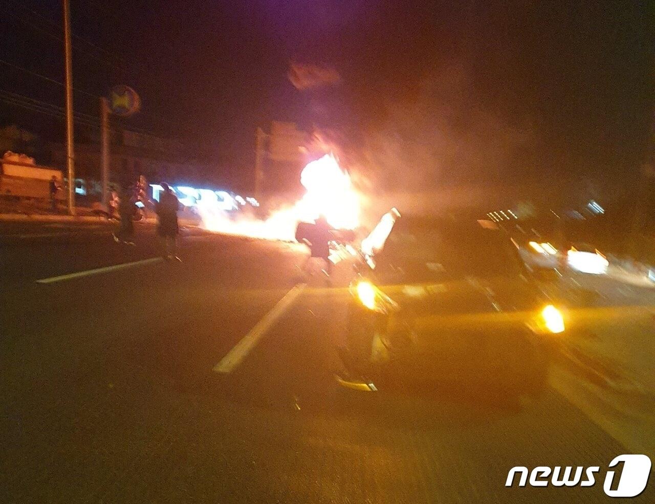 본문 이미지 - 9일 오후 10시 25분쯤 세종시 소정면 운당리 국도 1호선을 달리던 테슬라 전기차에서 불이 나 차량이 전소됐다. (온라인 커뮤니티 갈무리)