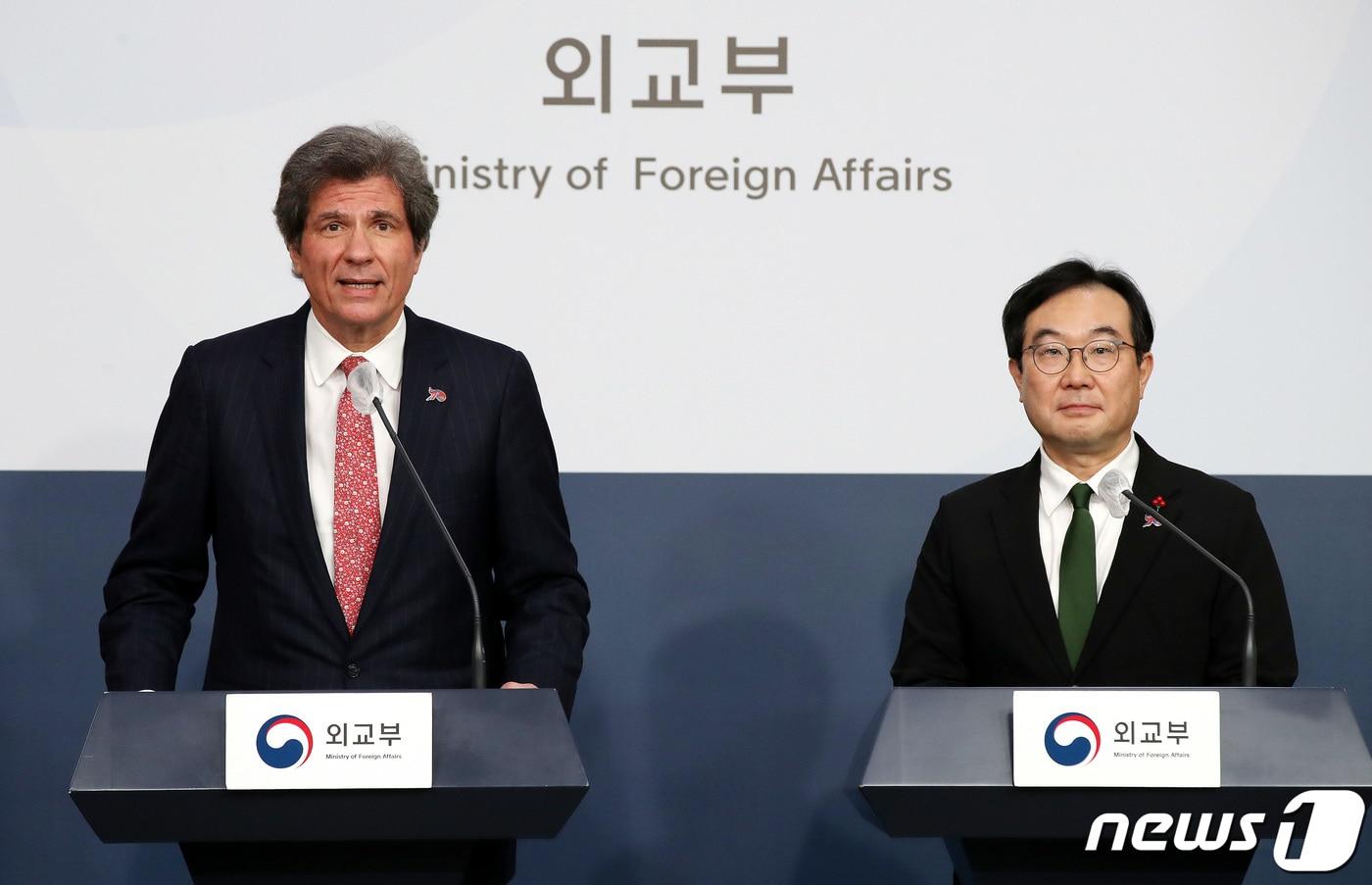 본문 이미지 - 이도훈 외교부 2차관(오른쪽)과 호세 페르난데스 미국 국무부 경제차관. 2023.1.10/뉴스1 ⓒ News1 박지혜 기자