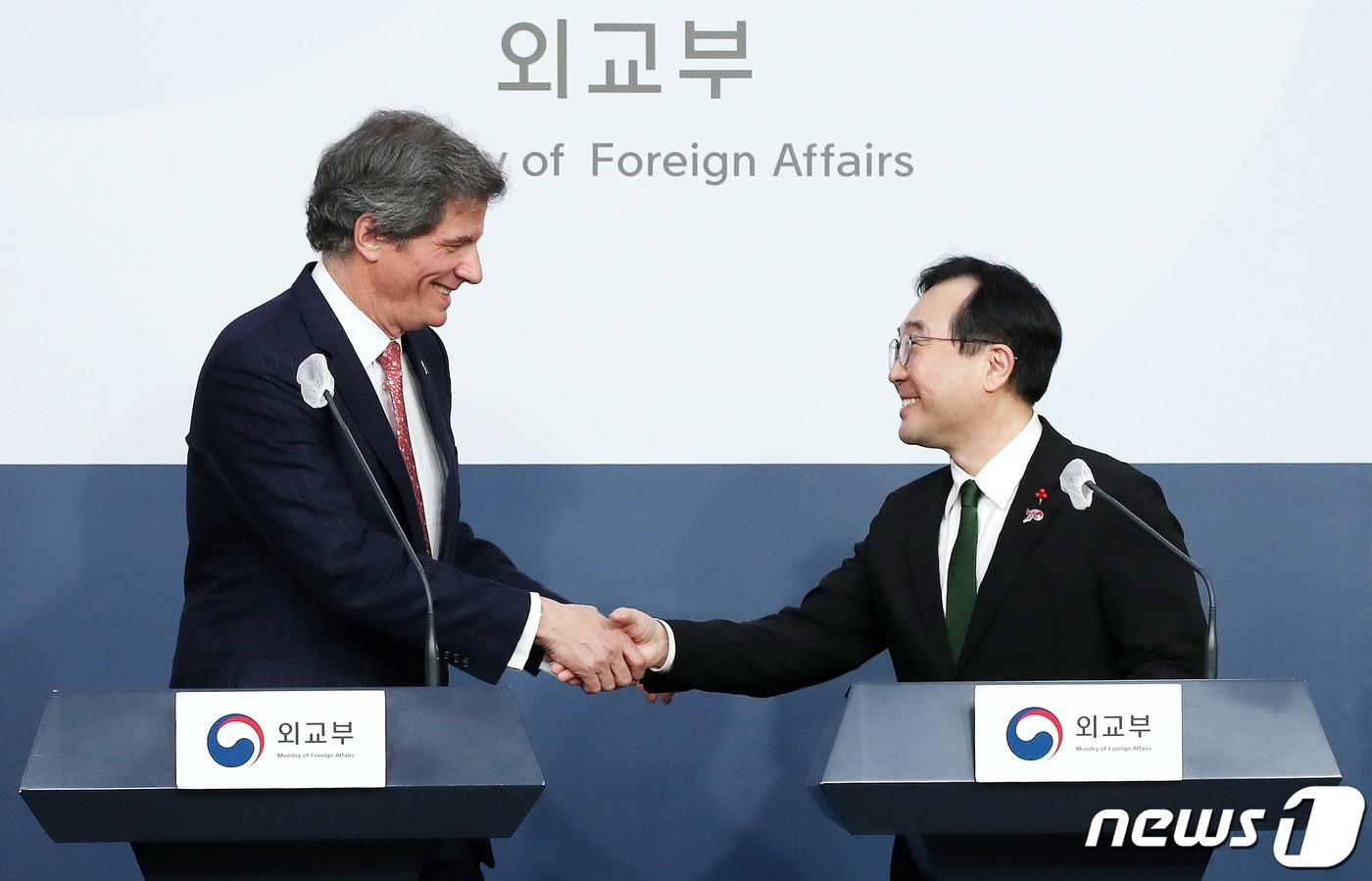 본문 이미지 - 이도훈 외교부 2차관(오른쪽)과 호세 페르난데스 미국 국무부 경제차관. 2023.1.10/뉴스1 ⓒ News1 박지혜 기자