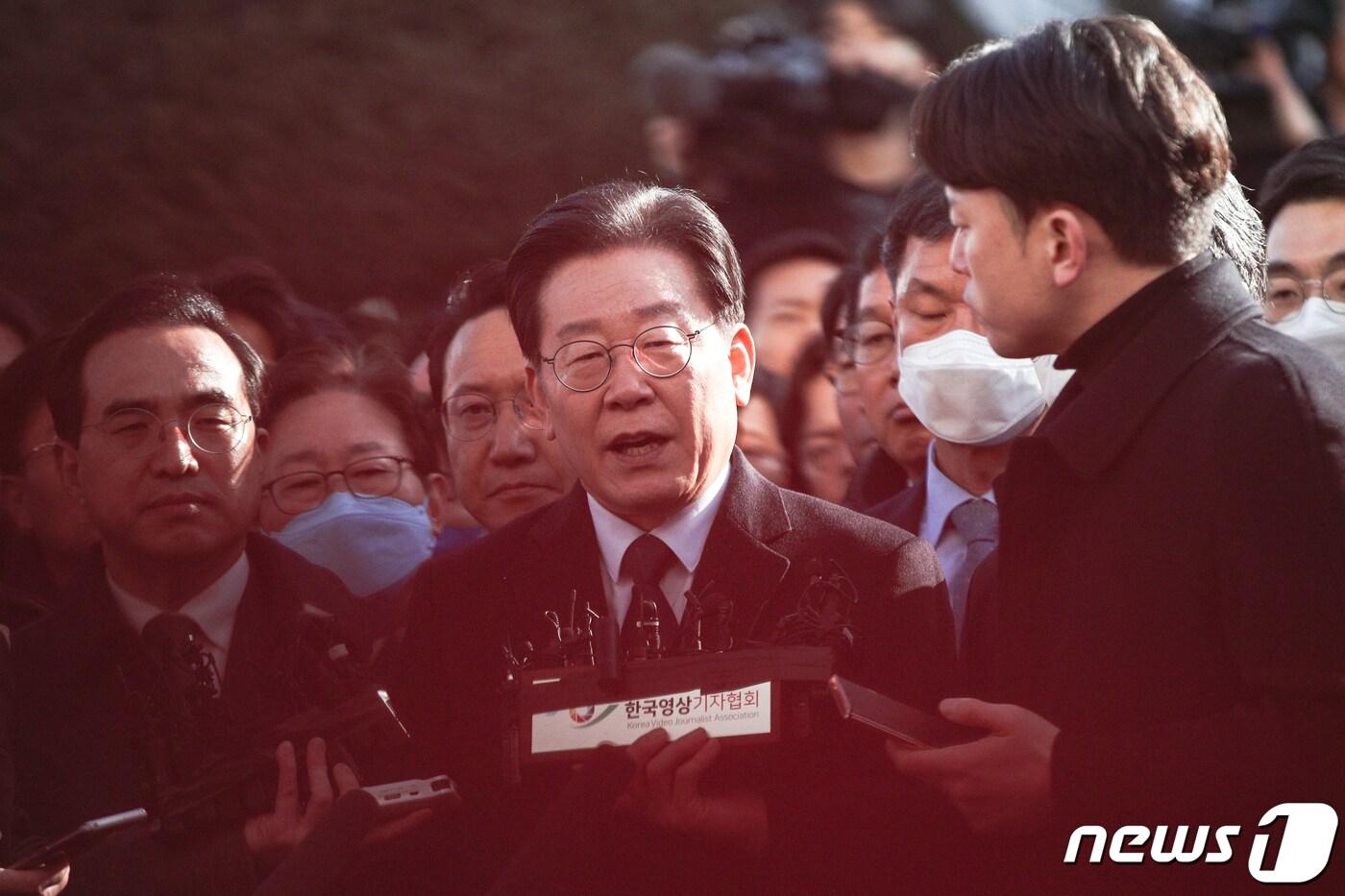 본문 이미지 - 이재명 더불어민주당 대표가 성남FC 후원금 의혹 사건 관련 검찰 조사를 받기 위해 10일 오전 경기 수원지방검찰청 성남지청에서 출석하기 전 입장을 밝히고 있다. 제1야당 현직 대표가 검찰에 피의자 신분으로 출석하는 것은 헌정 사상 처음이다. 2023.1.10/뉴스1 ⓒ News1 사진공동취재단