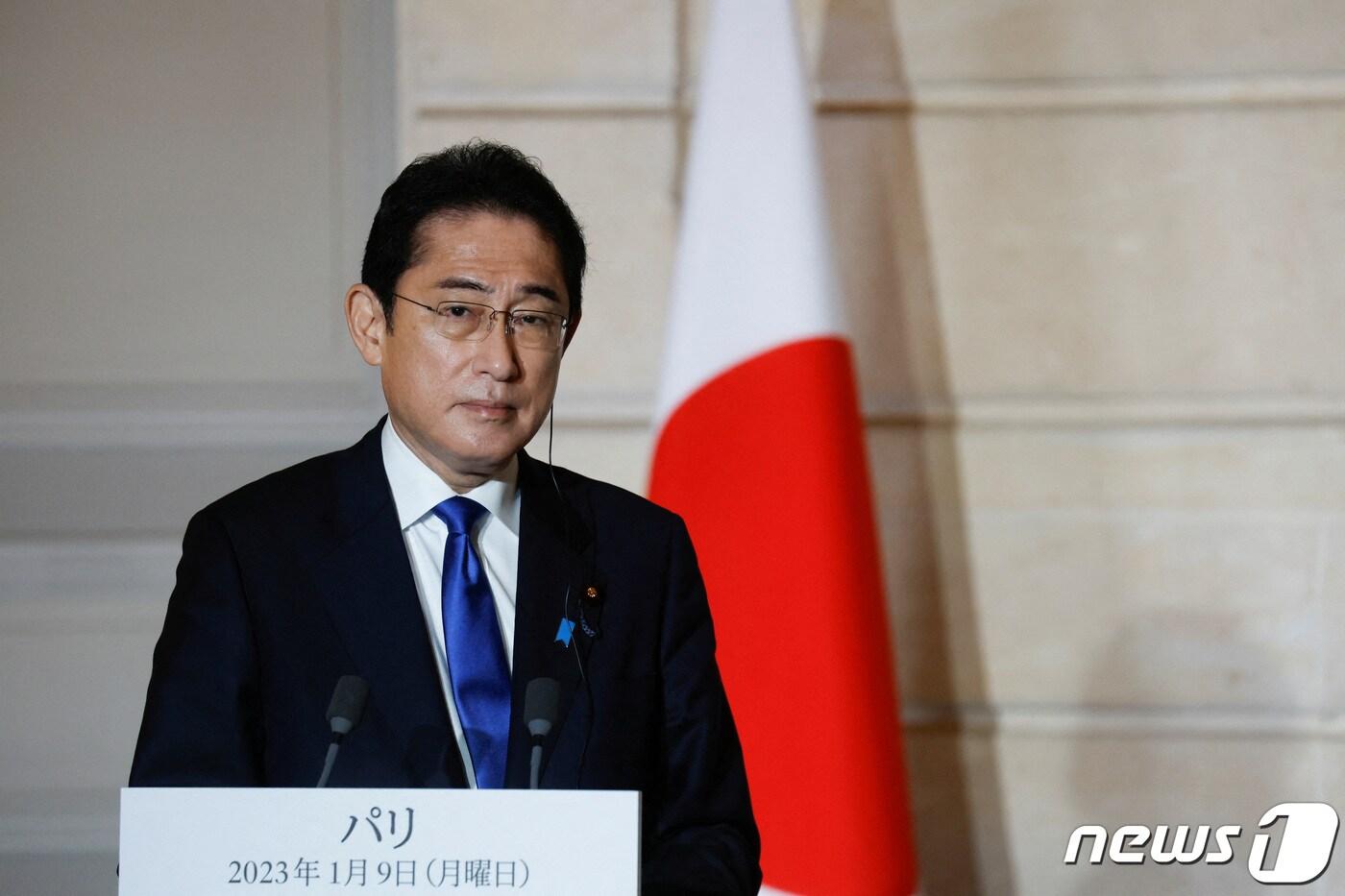 본문 이미지 - 9일(현지시간) 프랑스를 순방 중인 기시다 후미오 일본 총리가 엘리제 궁에서 기자회견에 임하고 있다. ⓒ 로이터=뉴스1 ⓒ News1 권진영 기자