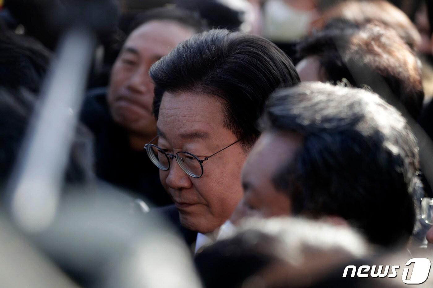 이재명 더불어민주당 대표가 성남FC 후원금 의혹 사건과 관련 검찰 조사를 받기 위해 10일 오전 경기 수원지방검찰청 성남지청에 출석하고 있다. 제1야당 현직 대표가 검찰에 피의자 신분으로 출석하는 것은 헌정 사상 처음이다. 2023.1.10/뉴스1 ⓒ News1 사진공동취재단