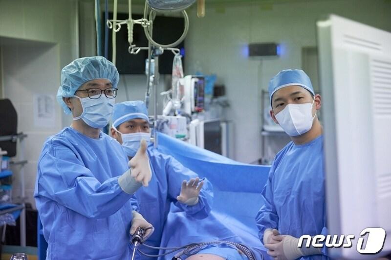 본문 이미지 - 박선진 경희의료원 후마니타스암병원 대장항문외과 교수가 수술에 대해 설명하는 모습(경희의료원 제공.)